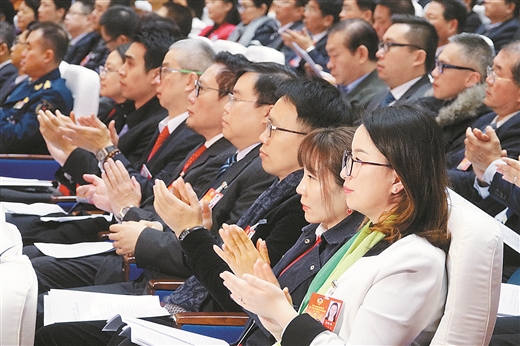 委員們熱烈鼓掌通過(guò)會(huì)議各項(xiàng)決議