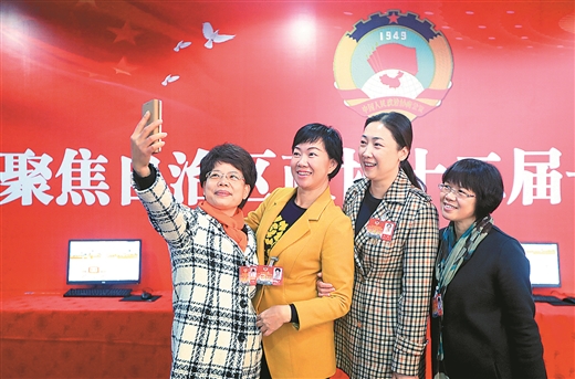 政協(xié)委員在會(huì)場(chǎng)合影
